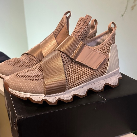 Sorel women’s  Sneakers - Tan and Cream - Picture 3 of 8